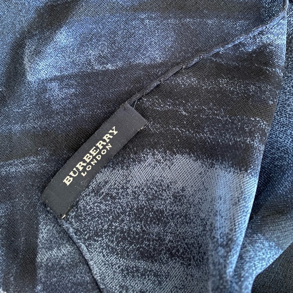Authentic Burberry silk scarf - Picture 3 of 6